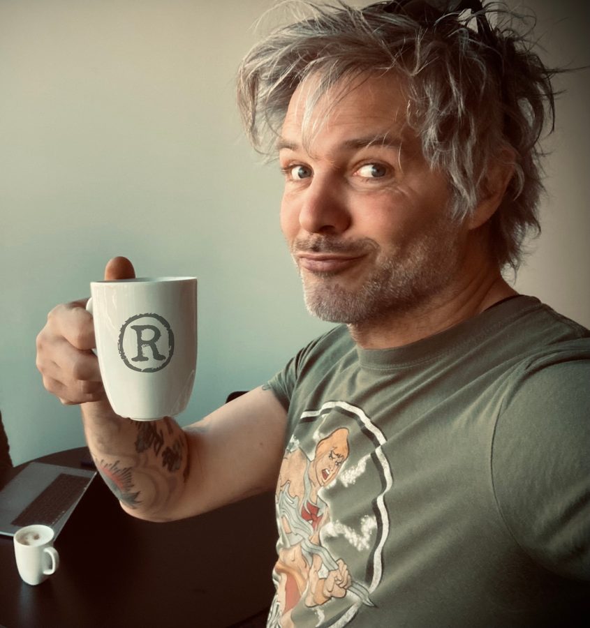 Robin with his registered-trademark mug, raising an eyebrow